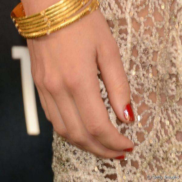 Jessica decorou o esmalte vermelho com um suave degradé de glitter dourado para première do filme 